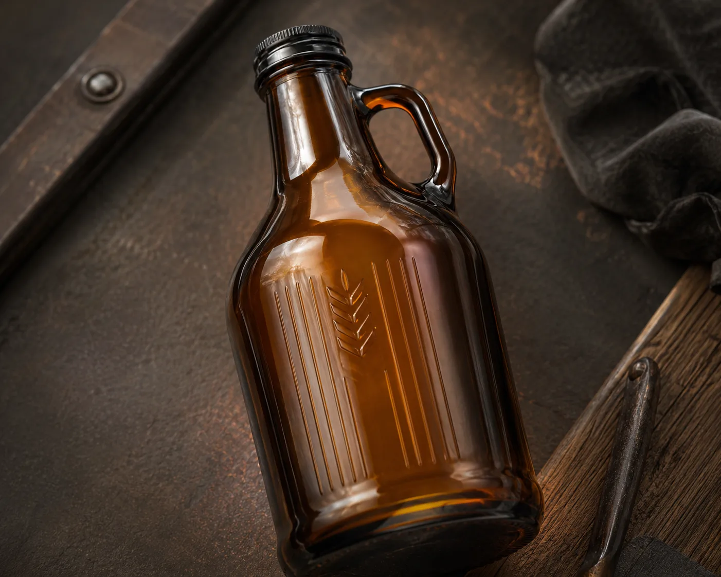 Bouteille Growler en verre ambré dans une présentation coordonnée de produits en verre ambré.