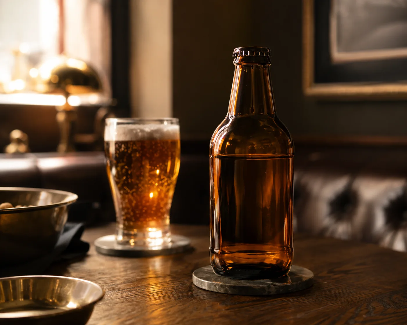 Botella de Cerveza Stubby de Vidrio Ámbar en una exhibición de embalaje de vidrio ámbar para cerveza y bebidas de malta.