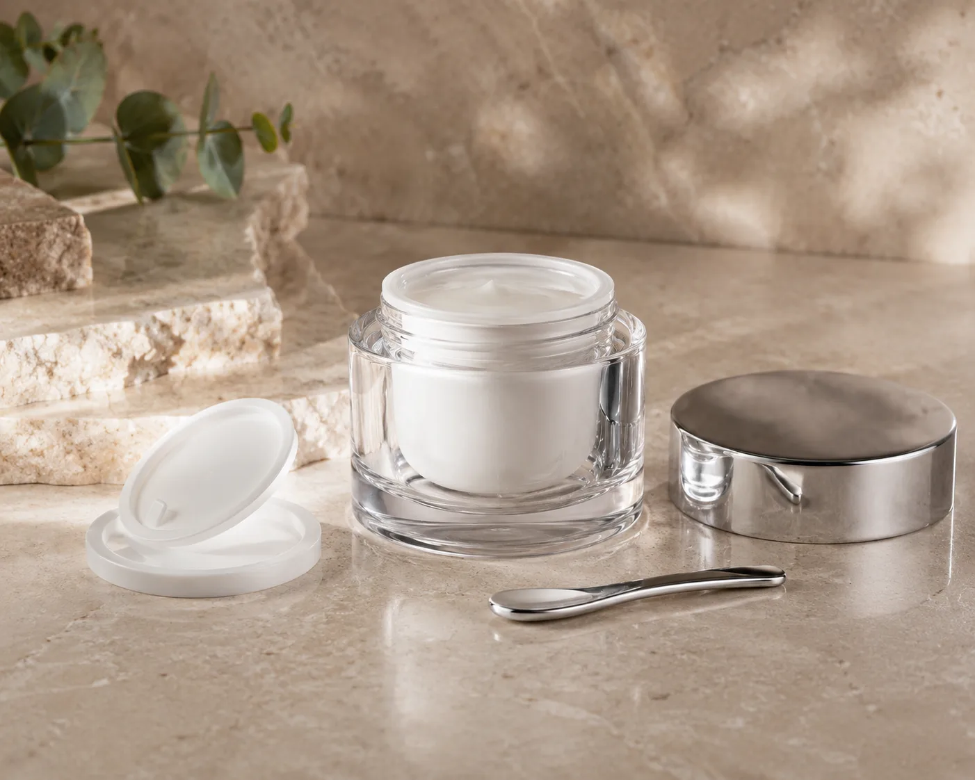 Glas-Creme-Glas aus einem sekundären Winkel mit sichtbarem Behälterprofil.