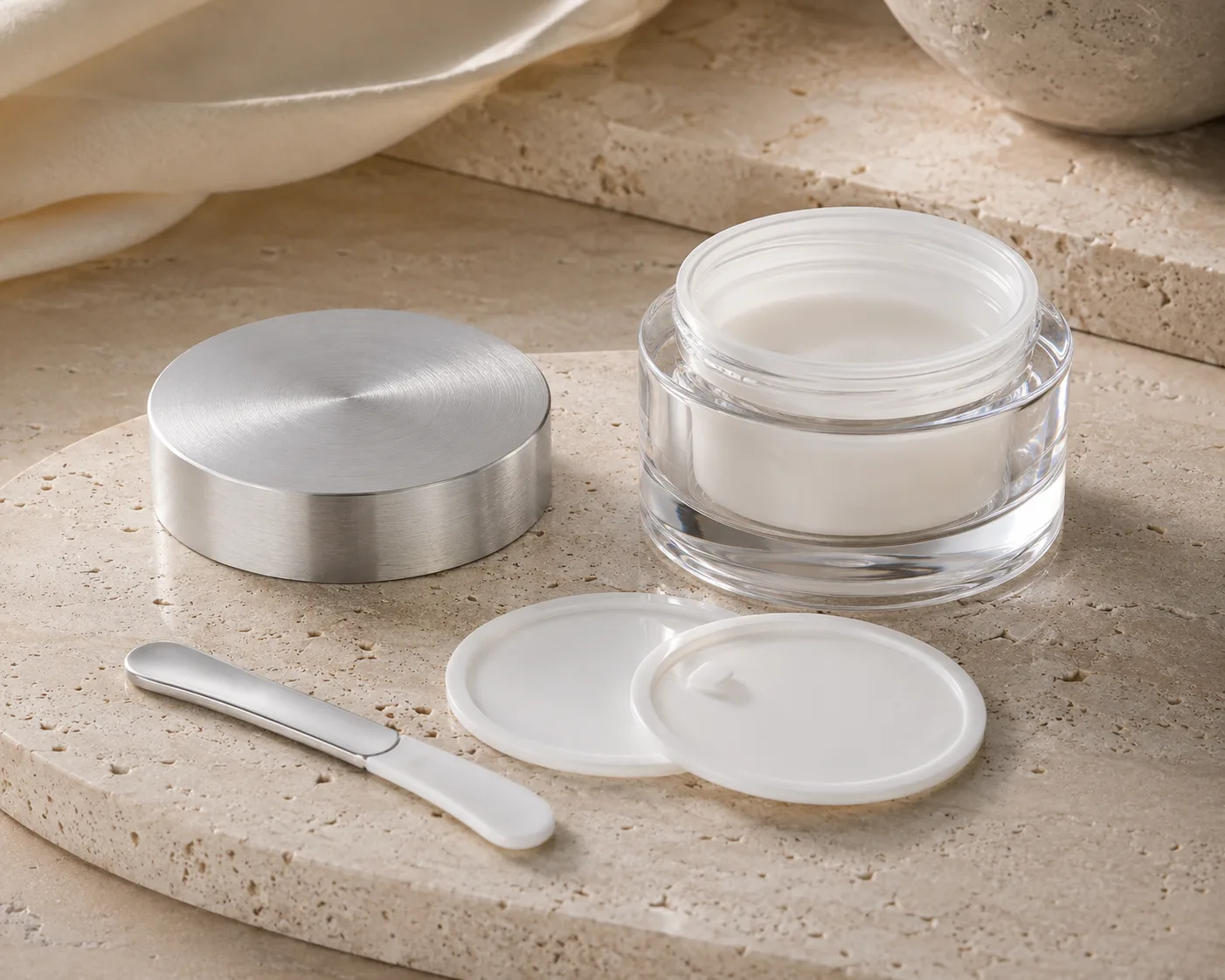 Glas-Gesichtsmasken-Glas aus einem sekundären Winkel mit sichtbarem Behälterprofil.