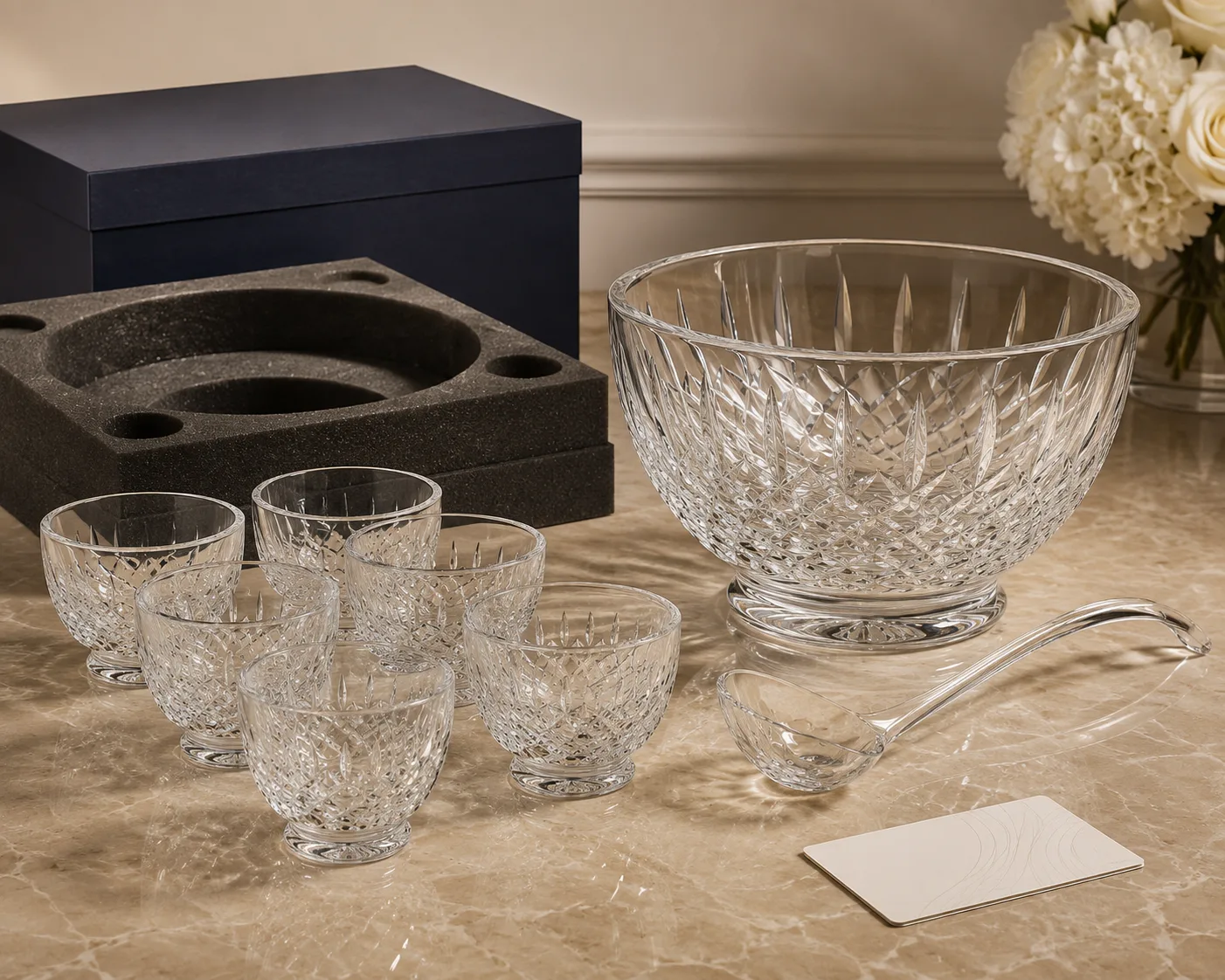 Geschliffene Glasschale für Punsch aus einem sekundären Winkel mit sichtbarer Gesamtform.