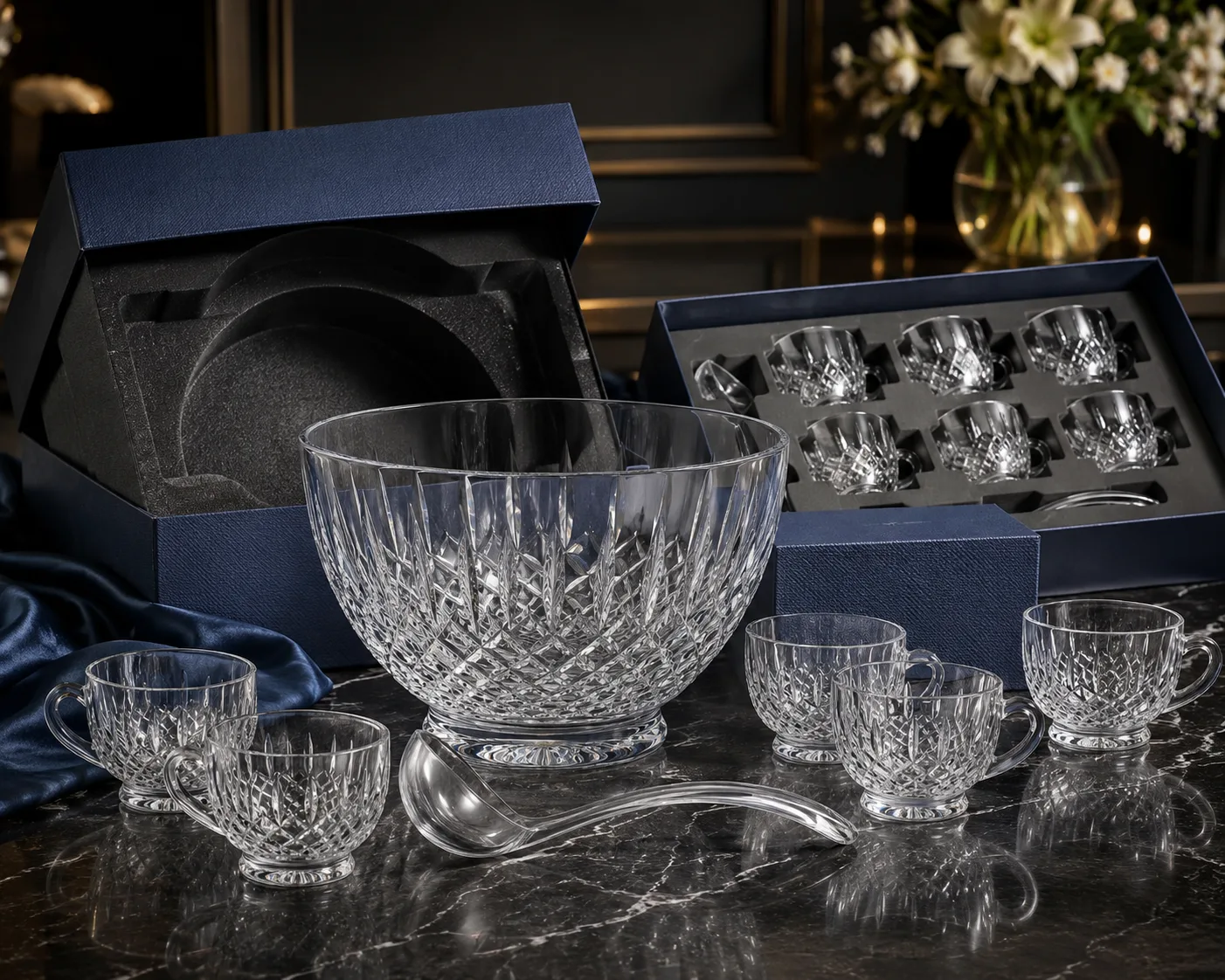 Nahaufnahme der geschliffenen Glasschale für Punsch mit sichtbarem Rand, Sockel und facettiertem Detail.