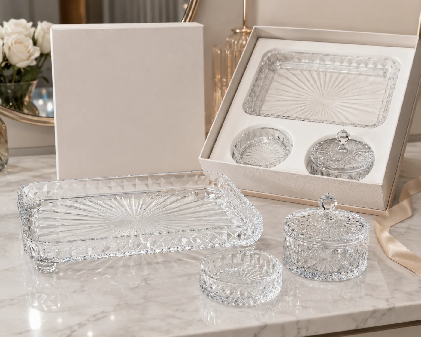 Nahaufnahme der Geschliffenes Glas Schminktablett-Ablage mit sichtbarem Rand, Basis und facettiertem Detail.