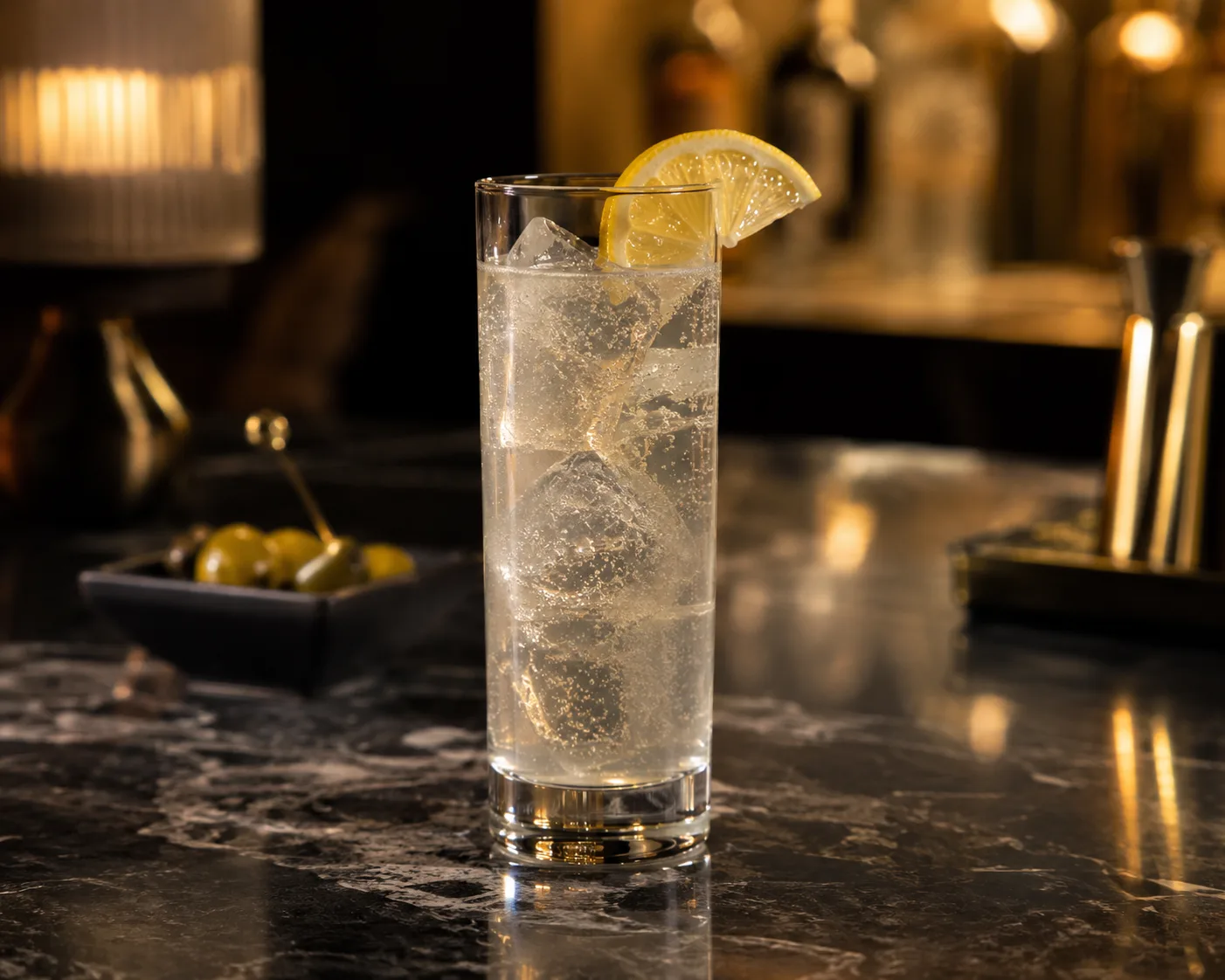 Collins Glass in einem Getränkeservice-Setting für Highball-Cocktails und Softdrinks.