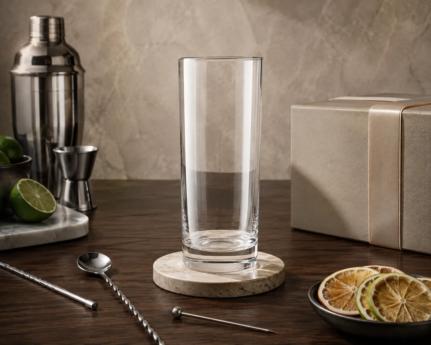 Collins Glass aus einem sekundären Winkel mit sichtbarem Kelch und Rand.