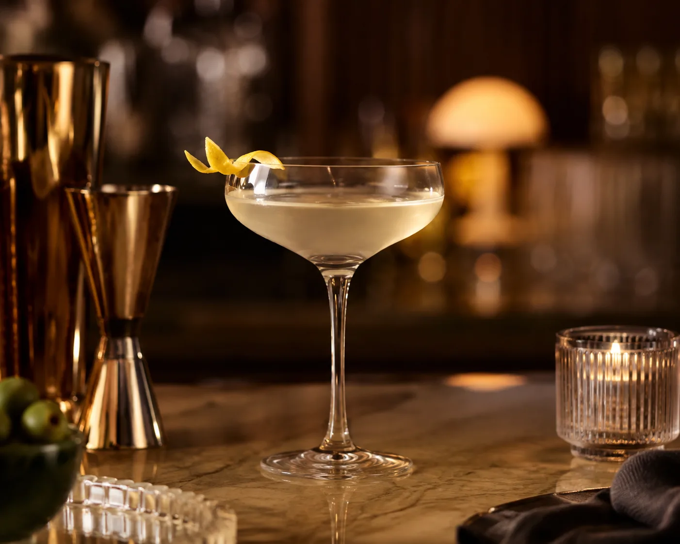 Coupe Cocktailglas in einer Getränkeservice-Umgebung für Cocktails und Champagner.