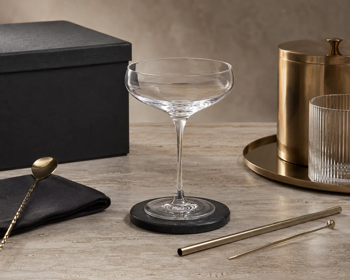 Coupe Cocktailglas aus einem sekundären Winkel mit sichtbarer Schale und Rand.