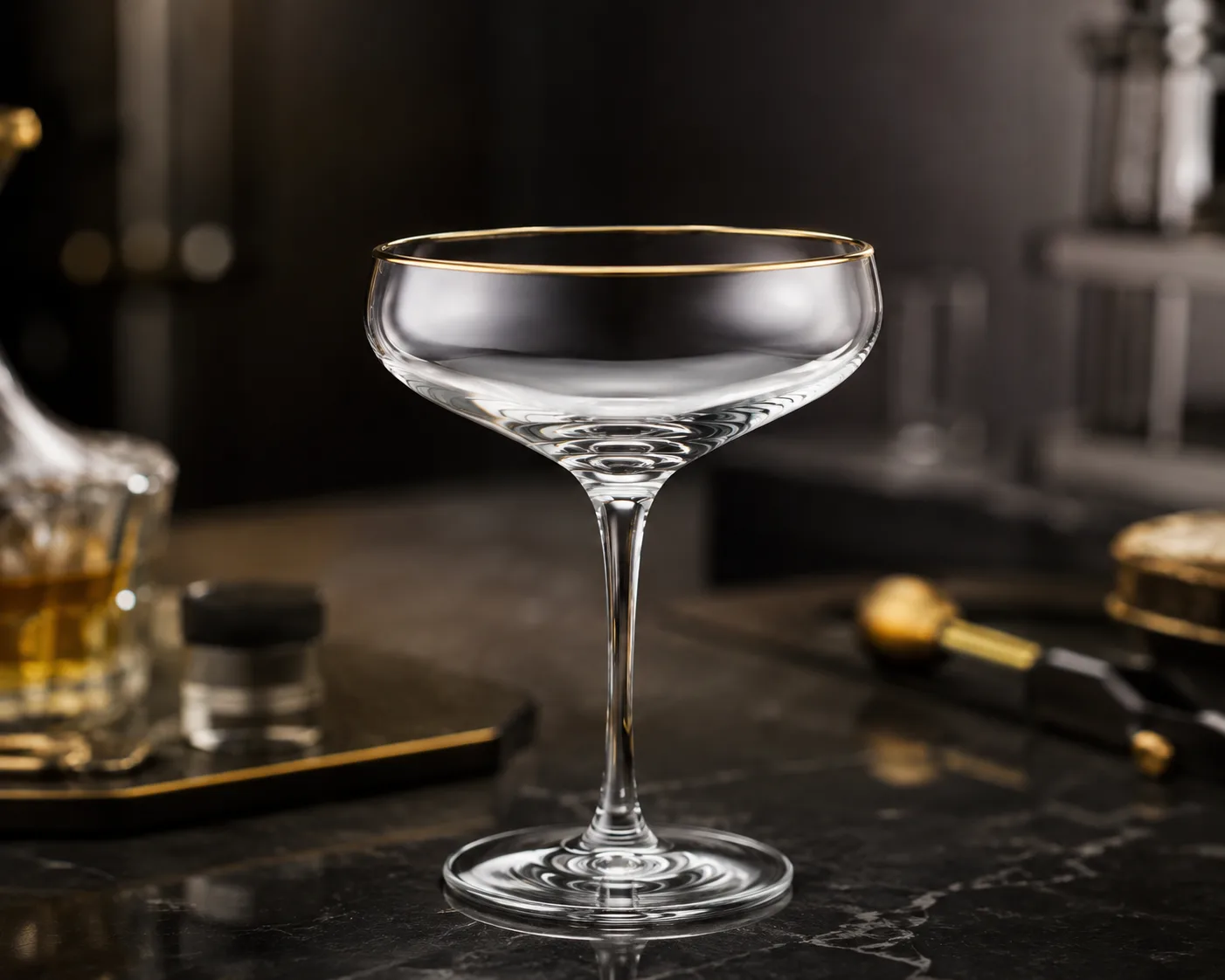 Coupe Cocktailglas in einer koordinierten Gastronomie-Tischpräsentation.
