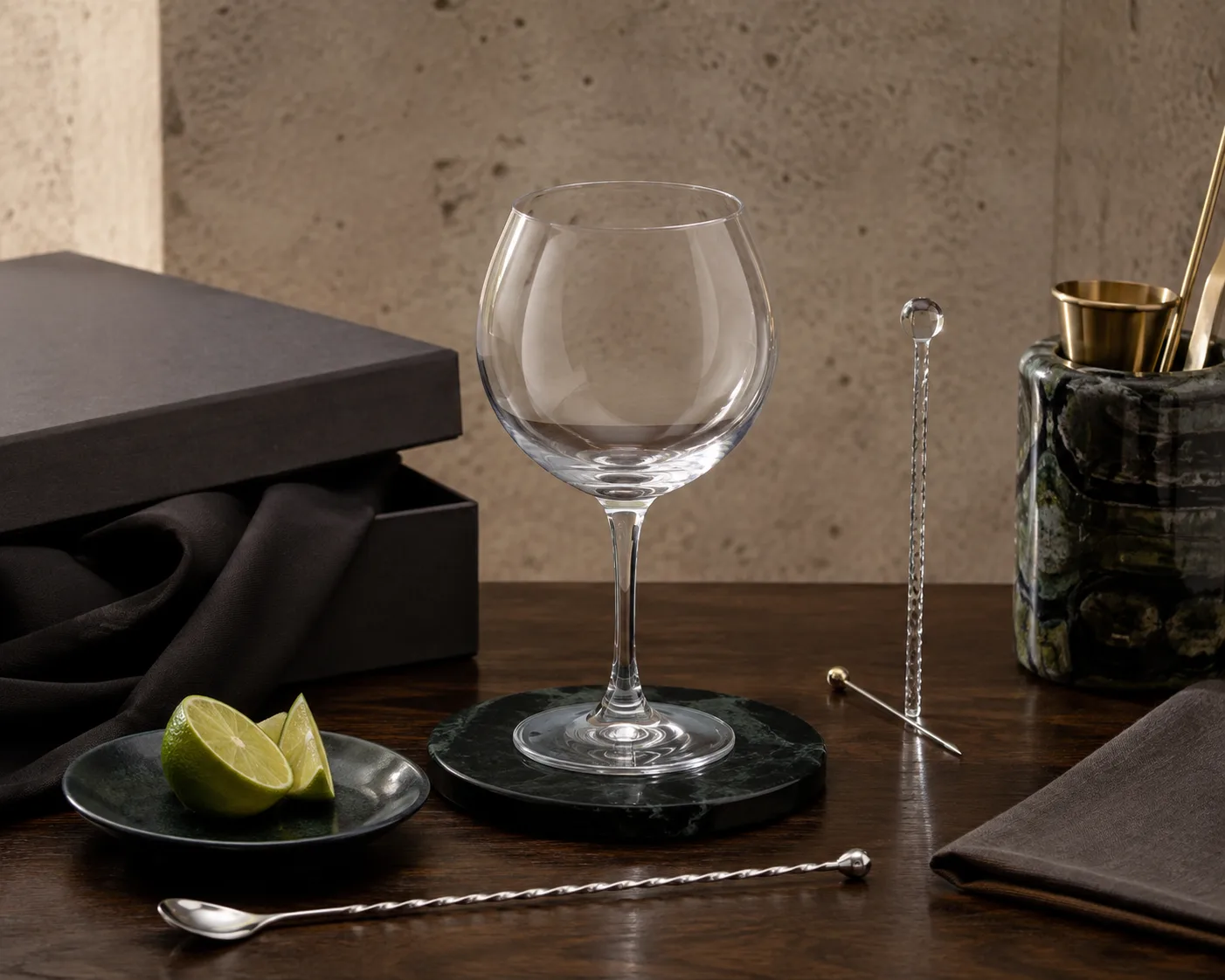 Verre à Gin et Tonic montré sous un angle secondaire avec le bol et le bord visibles.