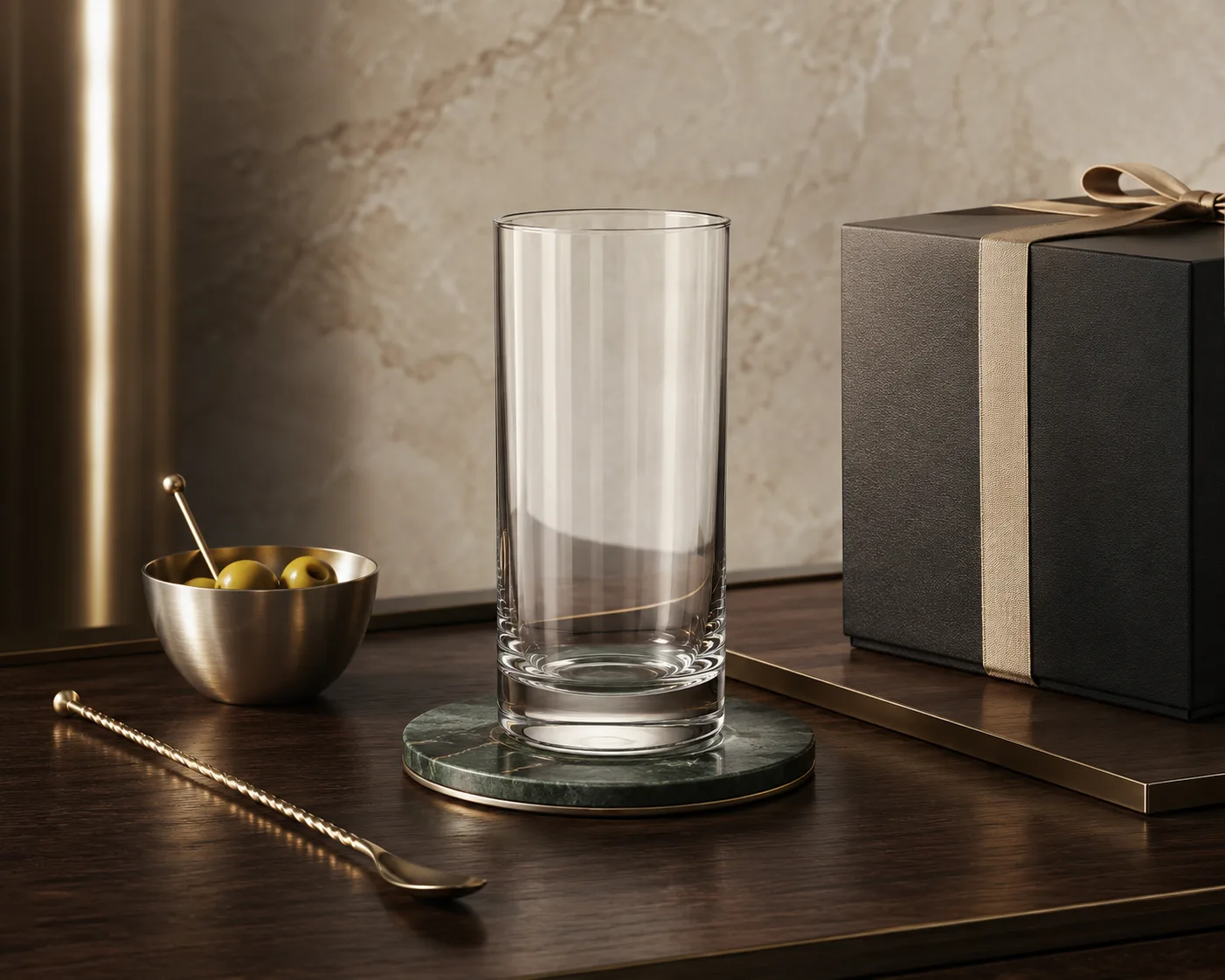 Highball-Glas aus einem sekundären Winkel mit sichtbarem Korpus und Rand.