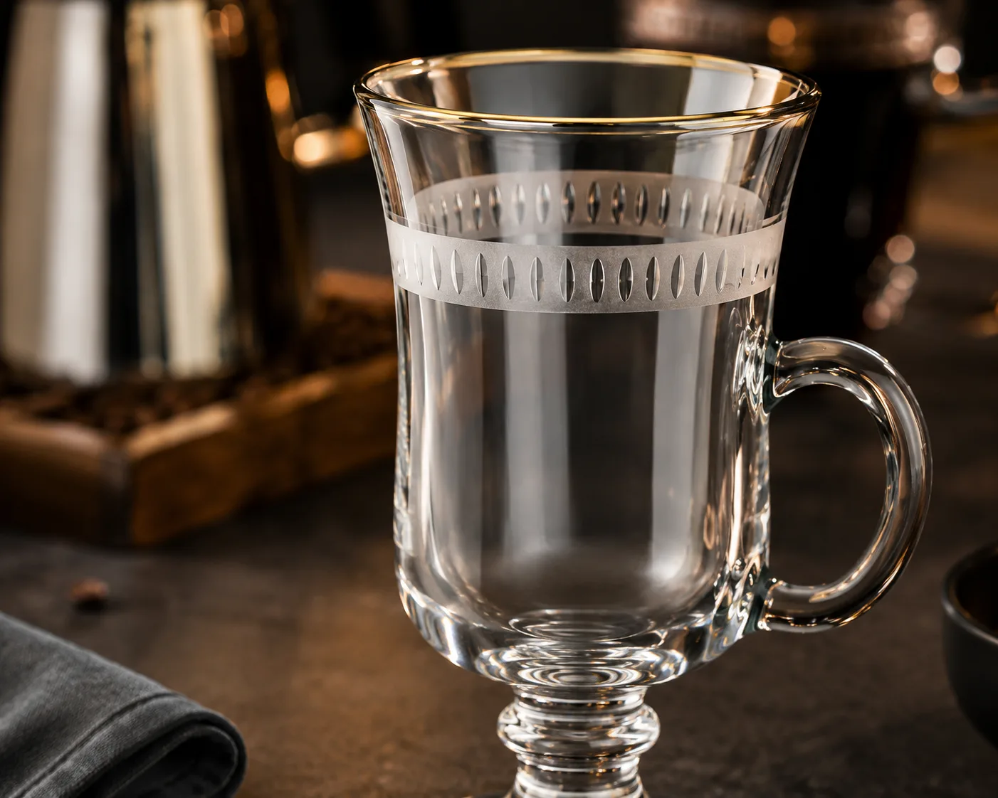 Copo de Vidro para Irish Coffee em uma apresentação coordenada de mesa de hospitalidade.
