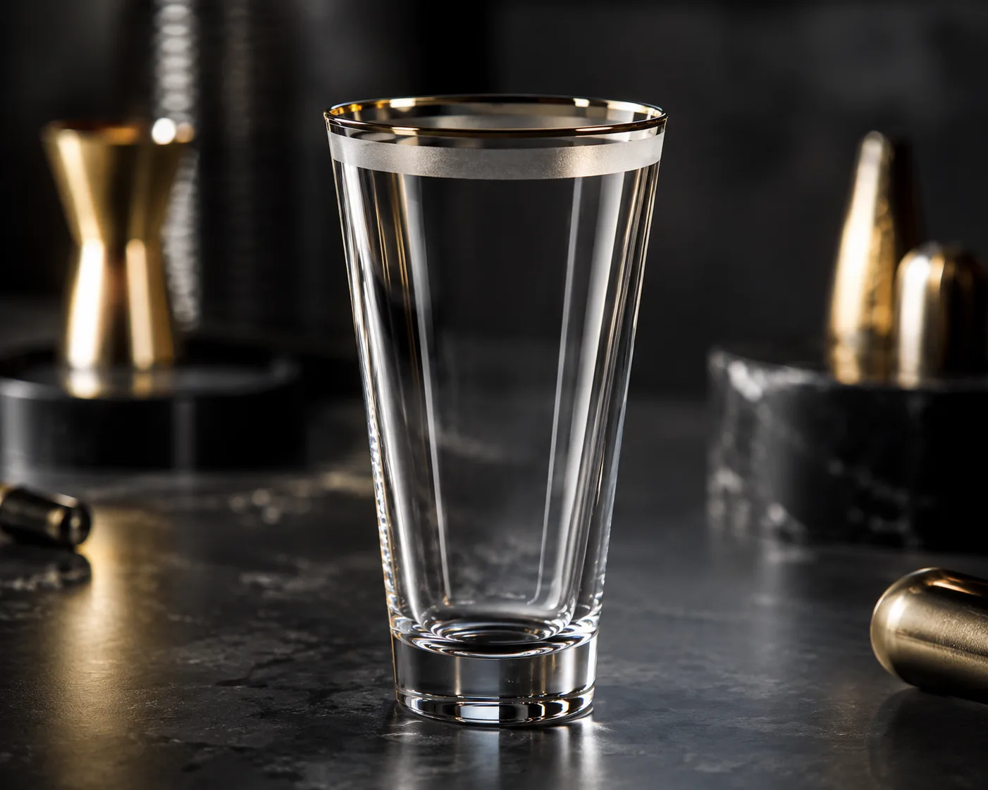 Latte-Glas in einer koordinierten Gastronomie-Tischpräsentation.