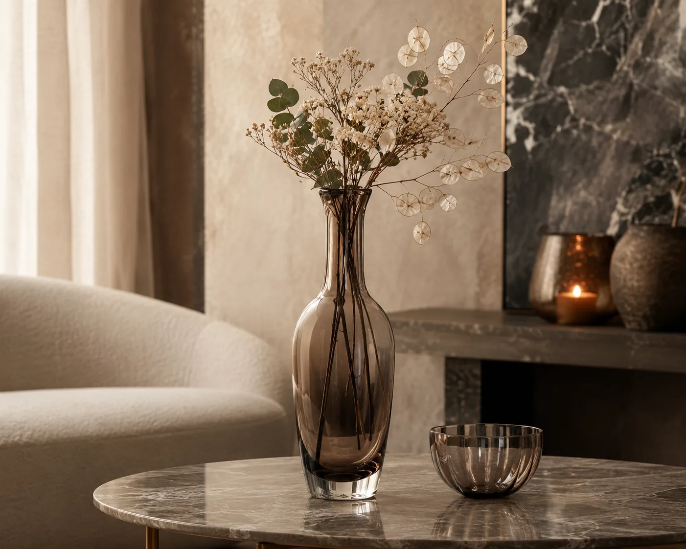 Flaschenförmige Glasvase in einem dekorativen Blumenarrangement für einzelne Stiele und dekorative Innenräume.