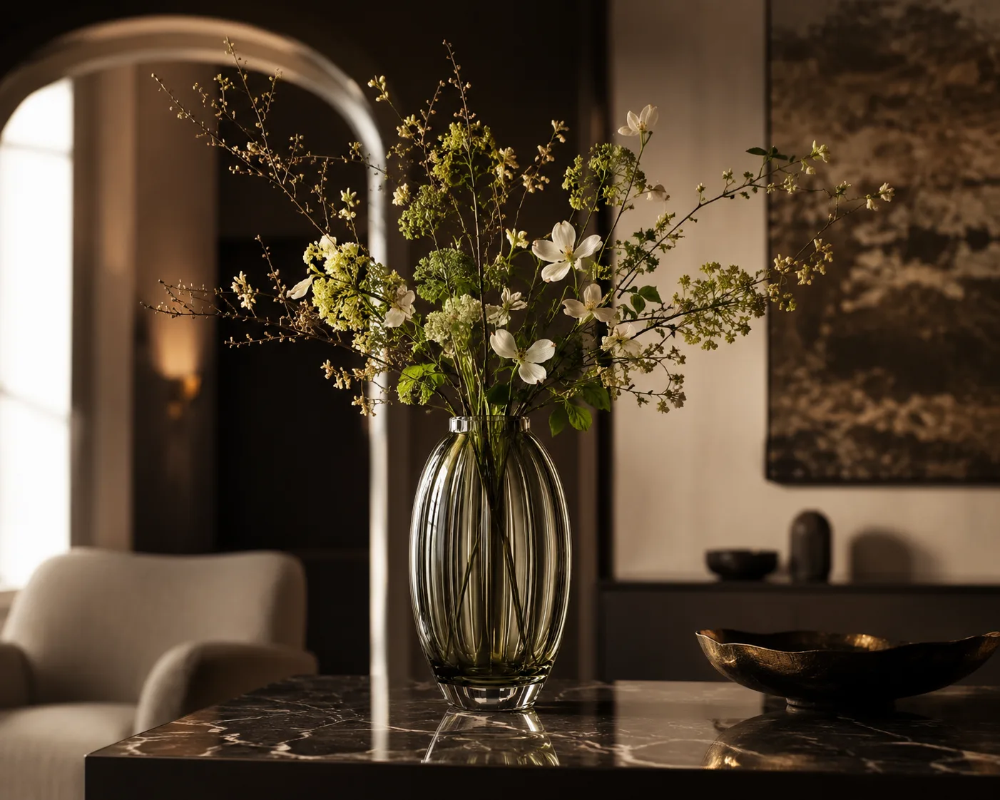 Vase ovale en verre dans un décor floral pour compositions florales et tables décoratives.