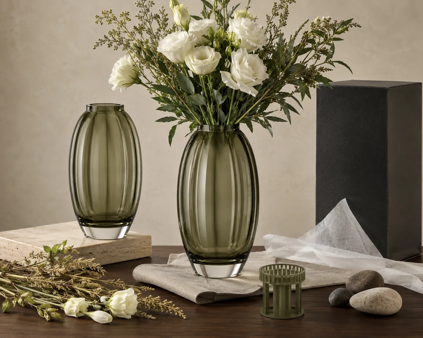 Vase ovale en verre montré sous un angle secondaire avec l'ouverture et le profil du corps visibles.