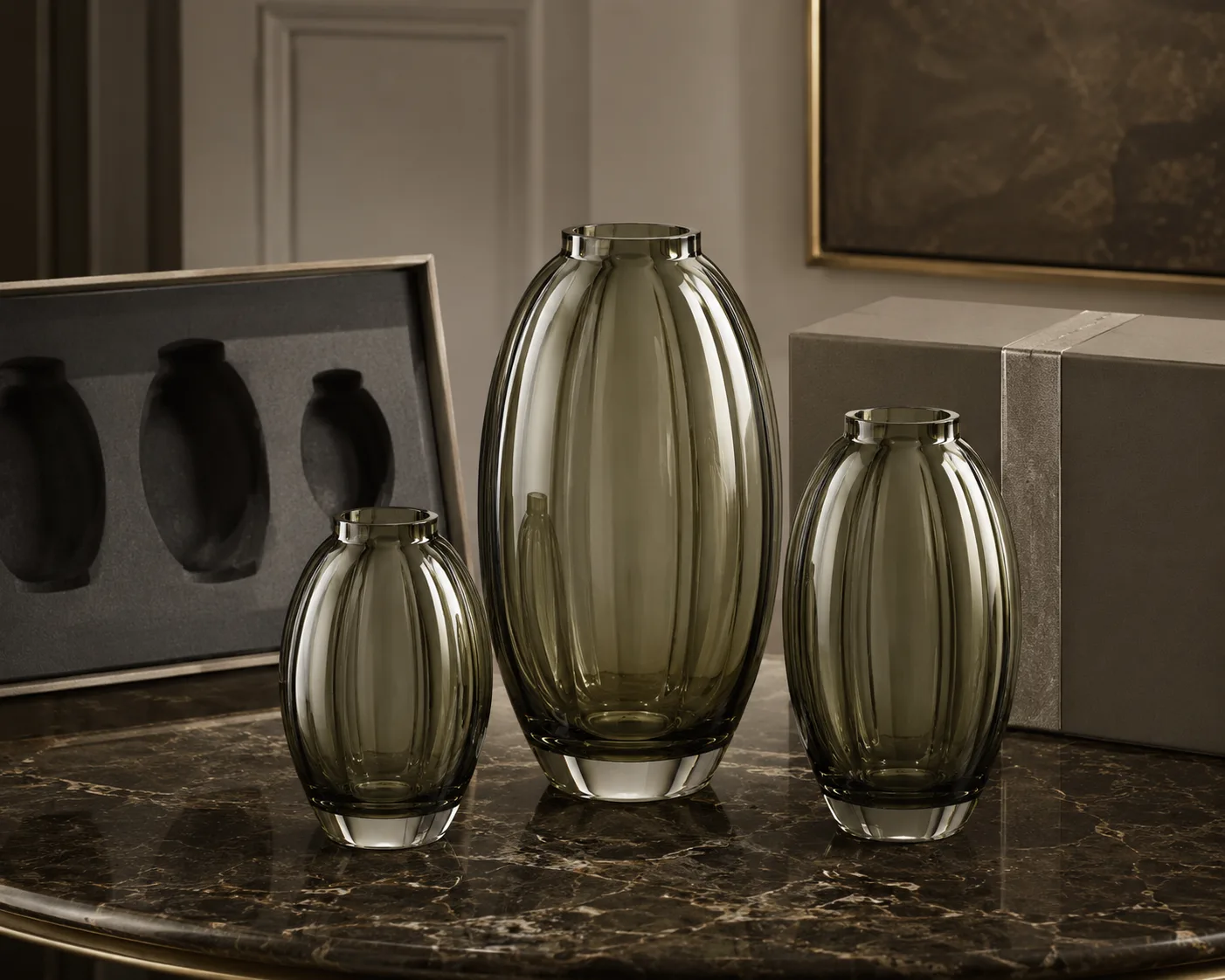 Gros plan du vase ovale en verre montrant le bord, la surface et le détail de la base.