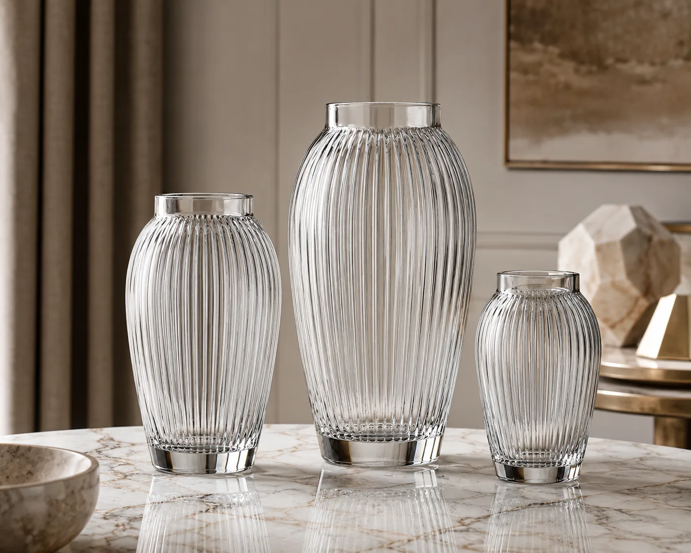 Vue rapprochée du vase en verre cannelé montrant le bord, la surface et le détail de la base.