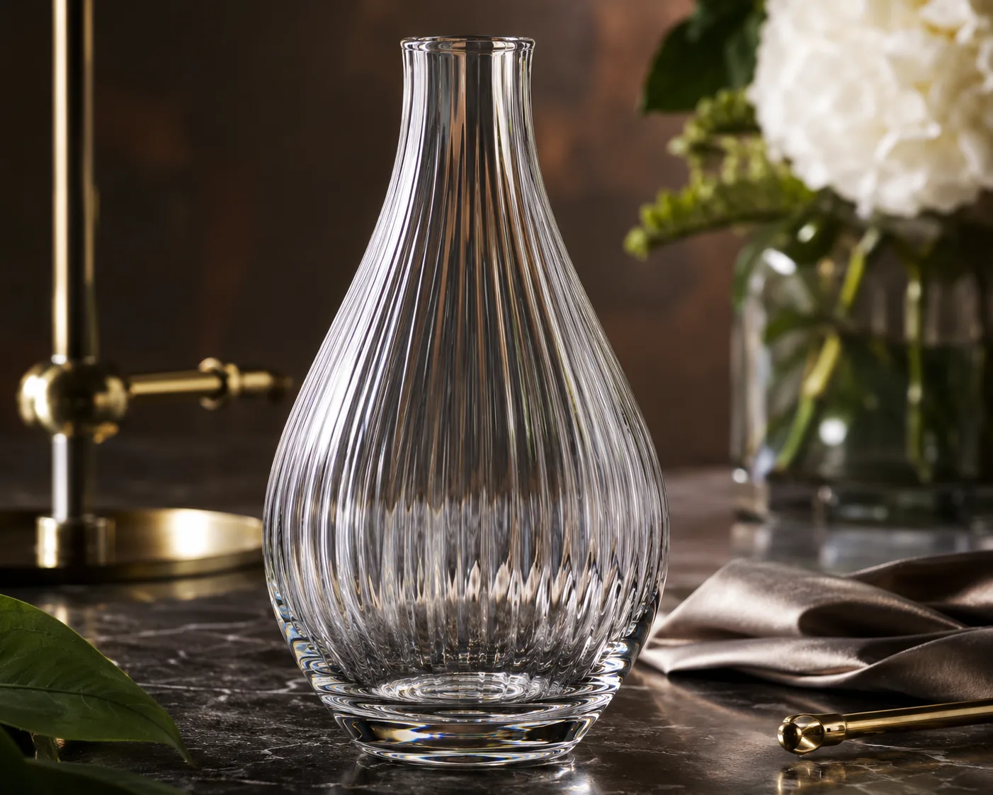Vaso de Vidrio en Forma de Lágrima en una exhibición coordinada de mesa o interior.