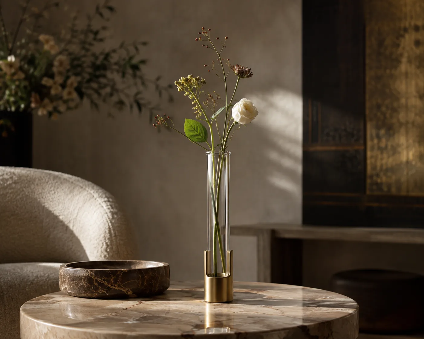 Vase en tube de verre dans un décor floral pour tiges simples et présentations florales modulaires.
