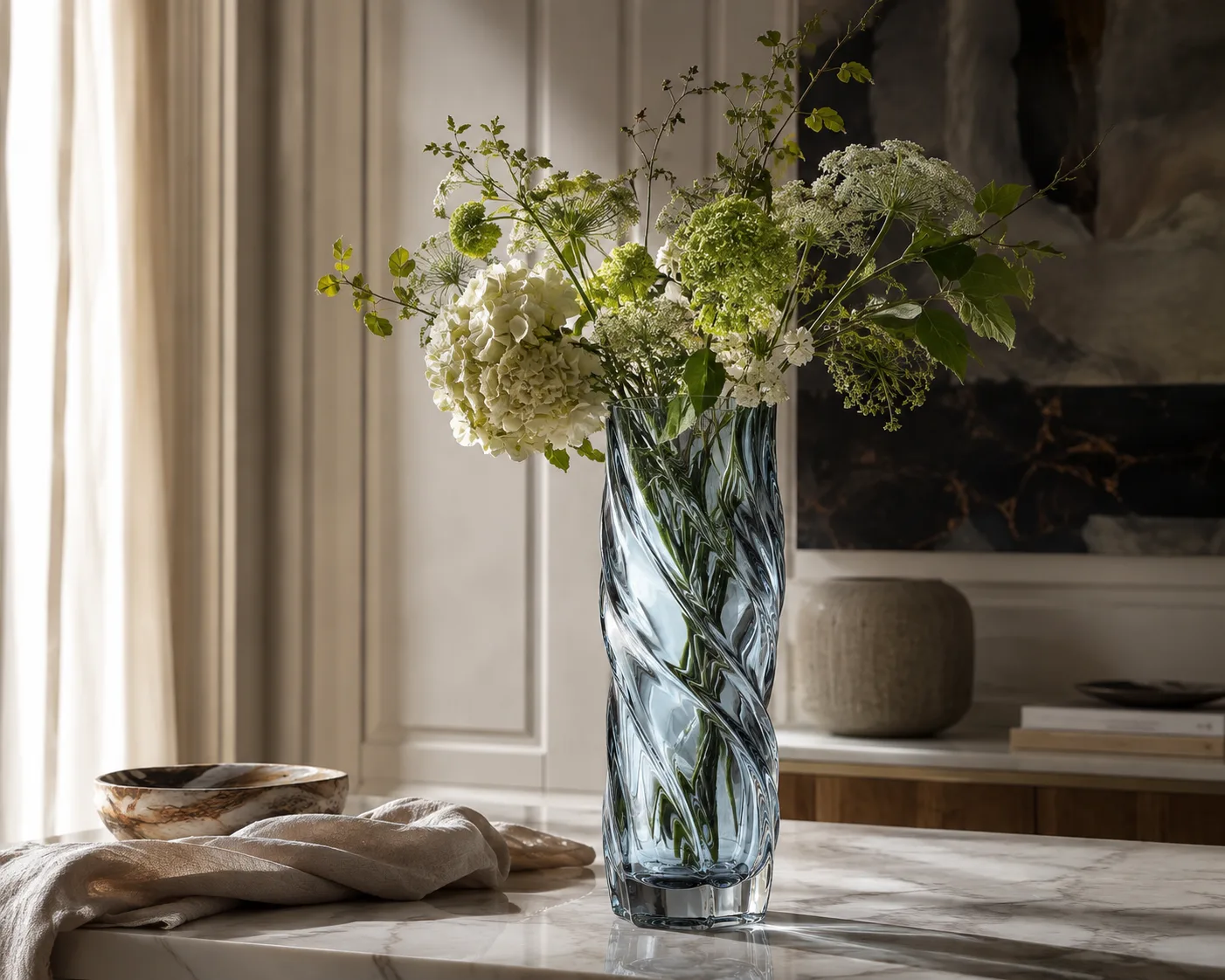 Vase en verre torsadé dans un décor floral pour compositions florales et décoration intérieure sculpturale.