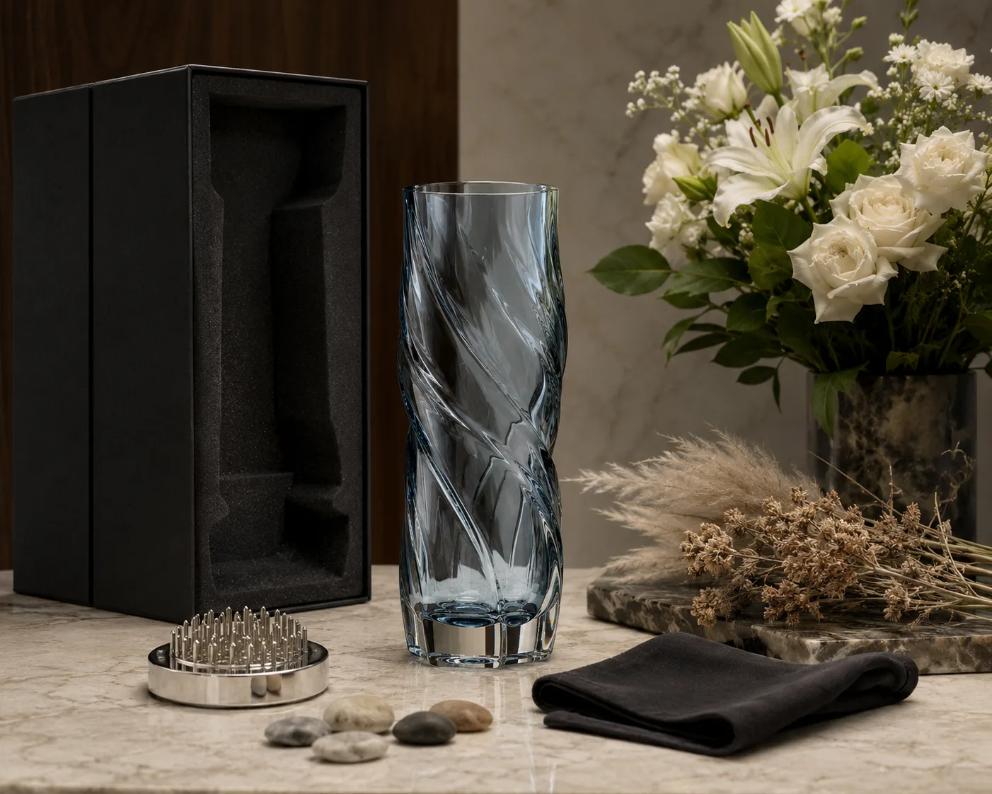 Vase en verre torsadé montré sous un angle secondaire avec l'ouverture et le profil du corps visibles.