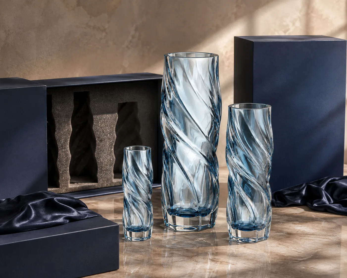 Gros plan du vase en verre torsadé montrant le bord, la surface et le détail de la base.