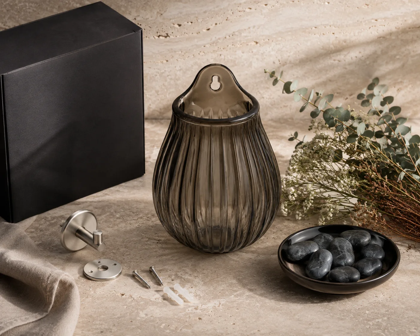 Glas-Wandhängevase aus einem sekundären Winkel mit sichtbarer Öffnung und Körperprofil.