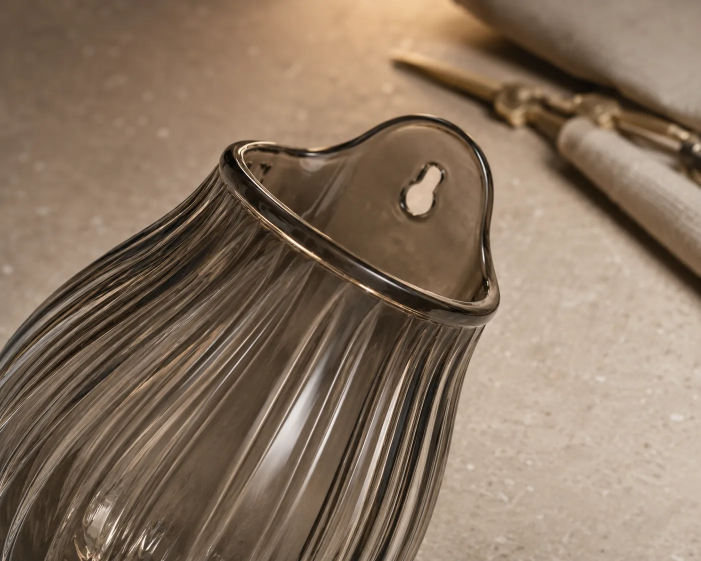 Glas-Wandhängevase in einem koordinierten Tisch- oder Innenraumdisplay.