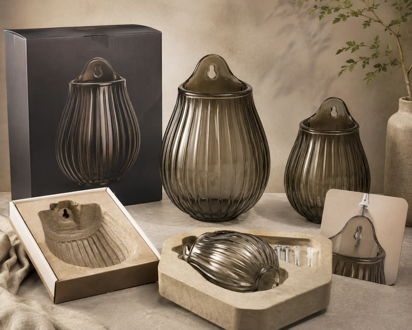 Nahaufnahme der Glas-Wandhängevase mit sichtbarem Rand, Oberfläche und Bodendetail.