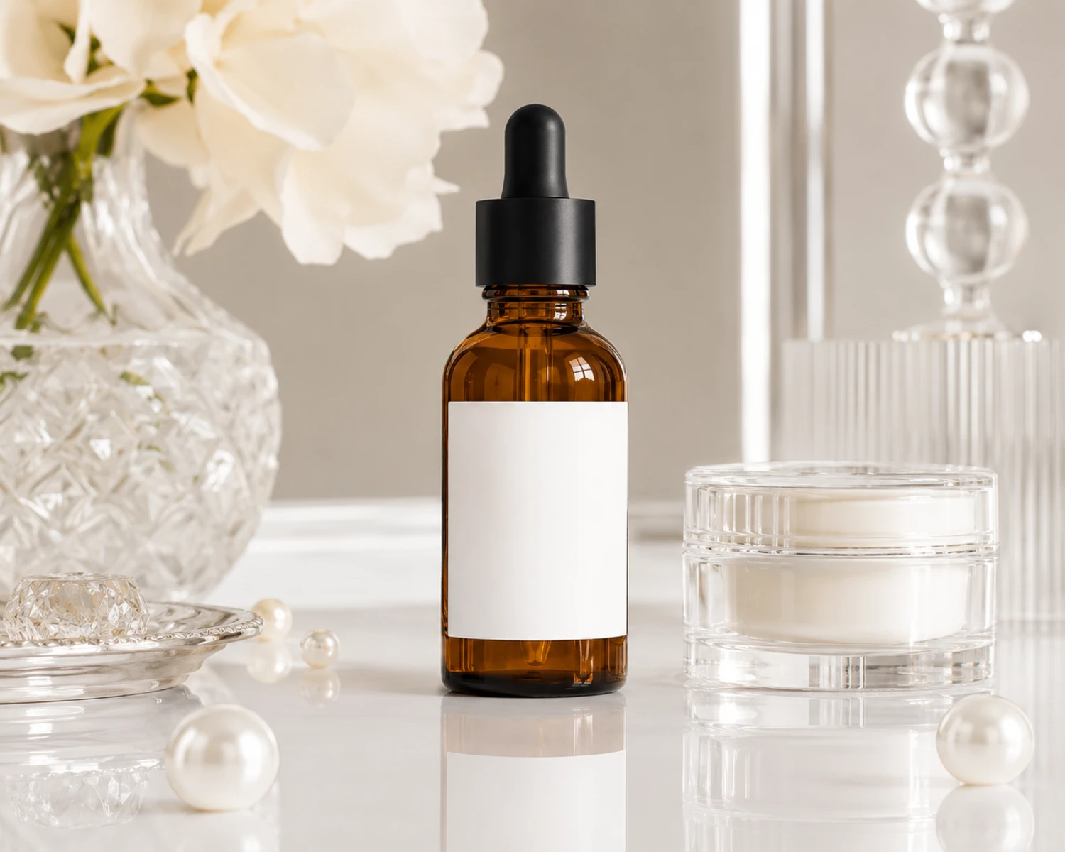 Bernsteinfarbene Kosmetik-Serumflasche – Kampagnenbild der fertigen Flasche mit Bernsteinglasverpackungspräsentation