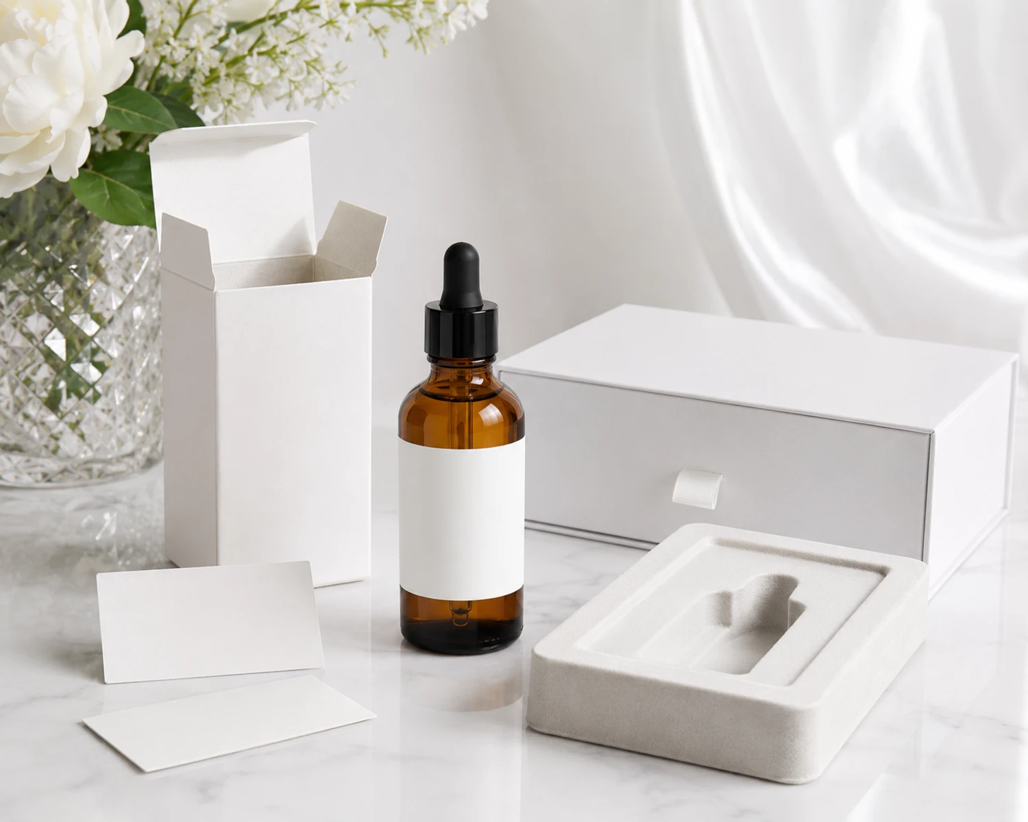 Verpackungsdetailbild der Bernsteinfarbenen Kosmetik-Serumflasche mit anwendungsspezifischer Einzelhandels- oder Exportverpackung