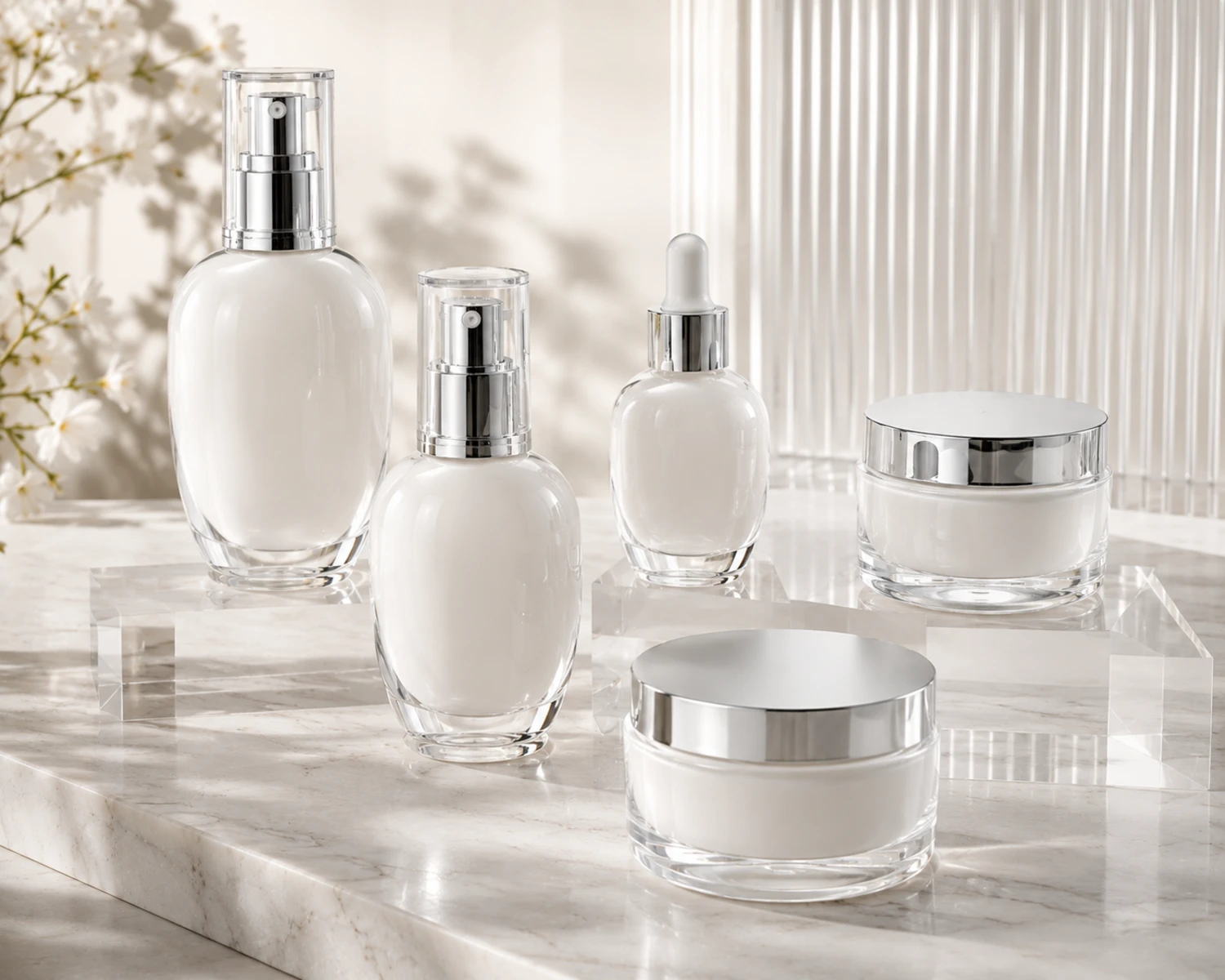 Zubehör-Detailbild des Ovalen Schulter-Kosmetikflaschen- und Cremeglas-Sets, das Kappen, Pumpen, Glasdeckel oder kosmetische Verpackungskomponenten zeigt