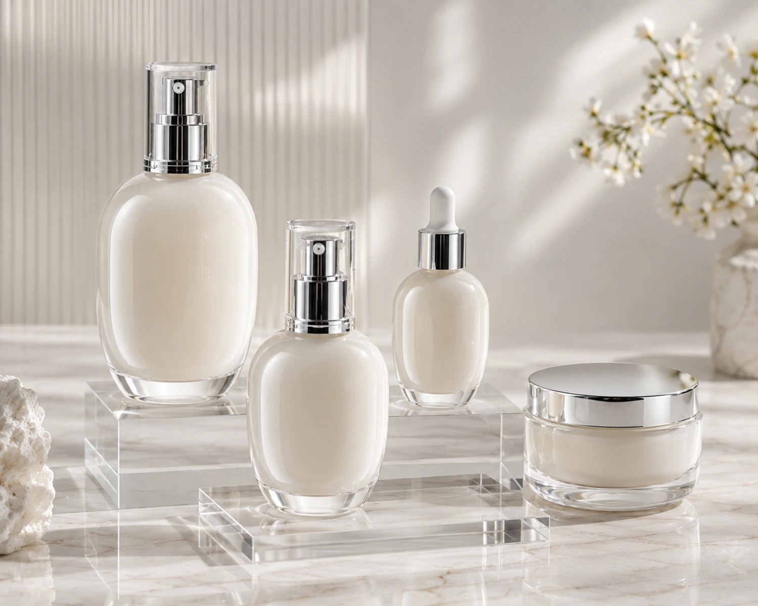Ovale Schulter-Kosmetikflasche und Cremeglas-Set fertiges Flaschenkampagnenbild, das die Premium-Präsentation des Kosmetikflaschen- und Glas-Sets zeigt