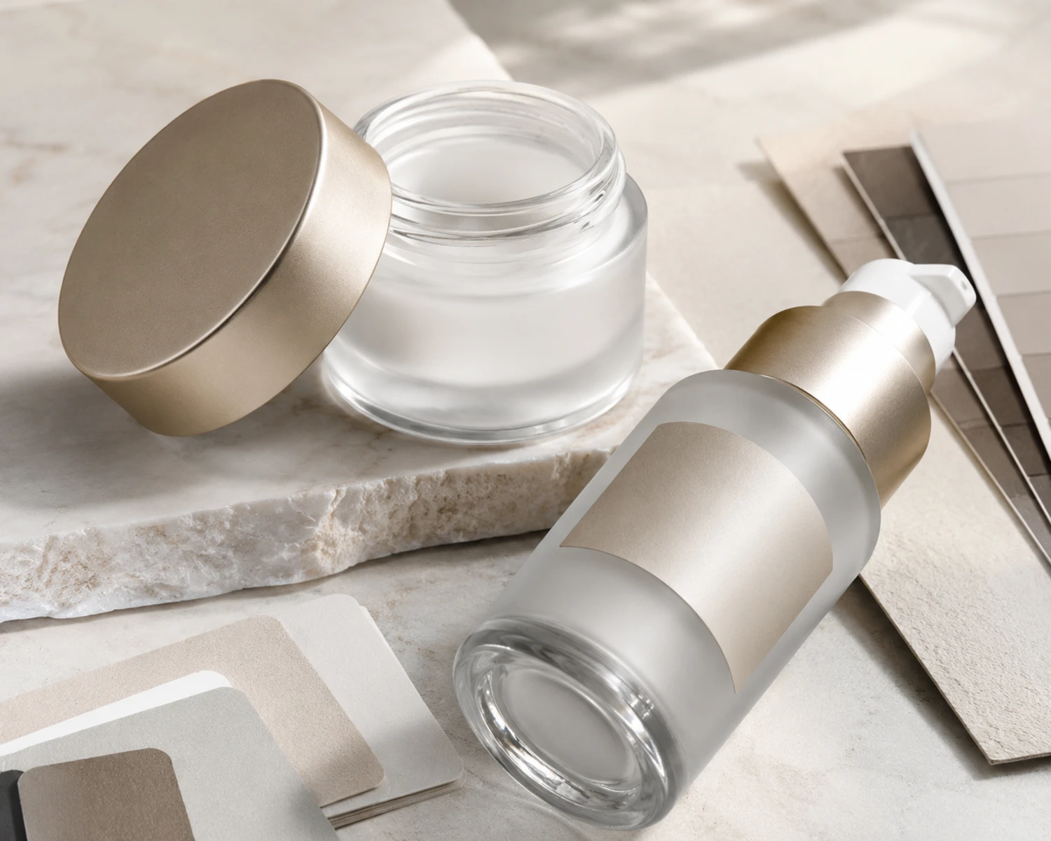 Dekorationsprozessdetailbild des Runden Glases und Lotionflasche Hautpflegesets zeigt Oberfläche, Flaschendetail oder Oberflächenbehandlung