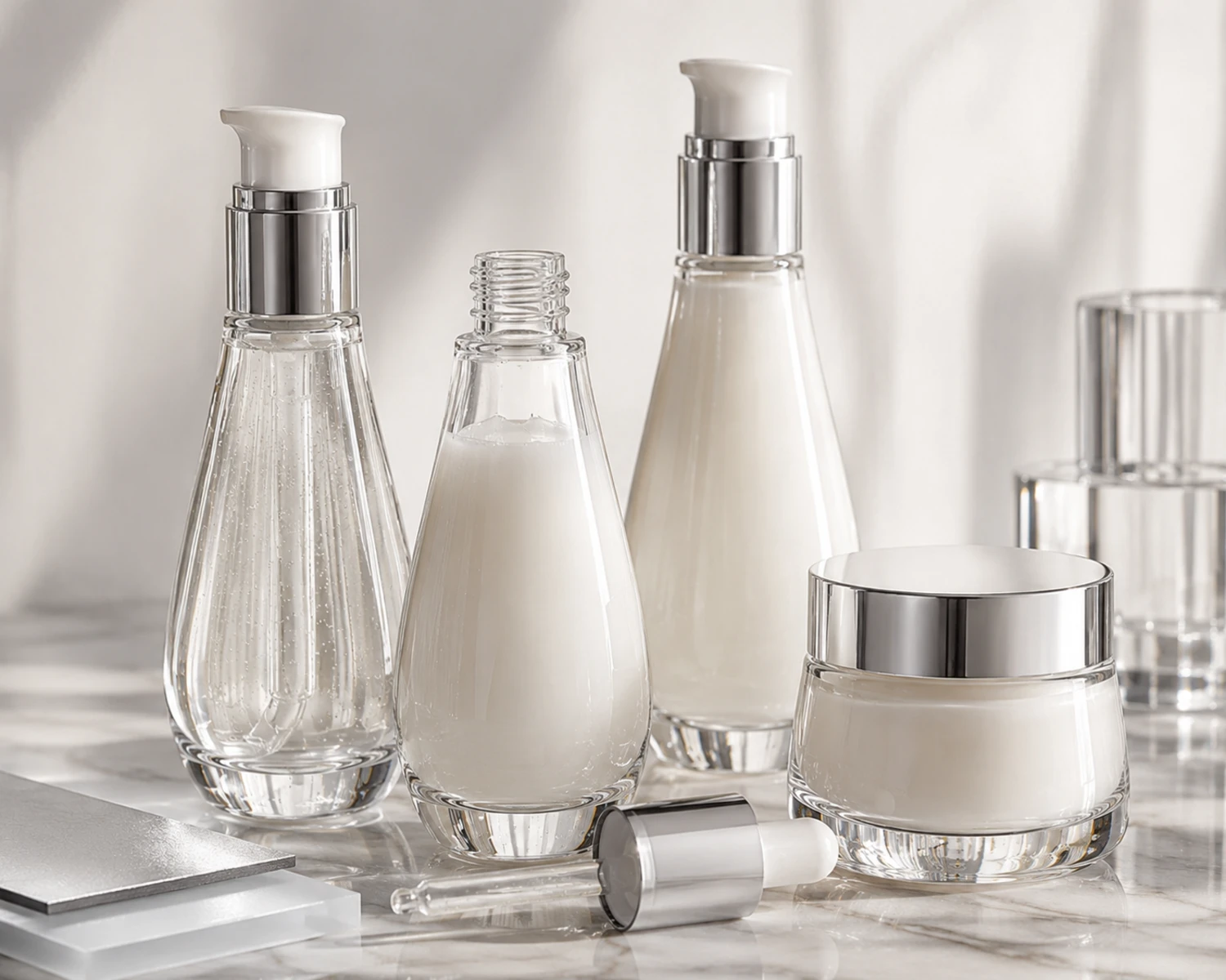 Image détaillée du processus de décoration de l'ensemble flacon de sérum à épaule effilée et pot de crème montrant la finition, le détail du flacon ou le traitement de surface
